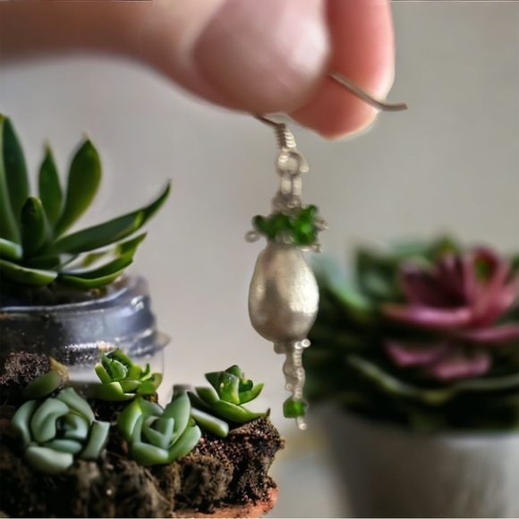 Silver and green dangle earrings - Picture 4 of 5